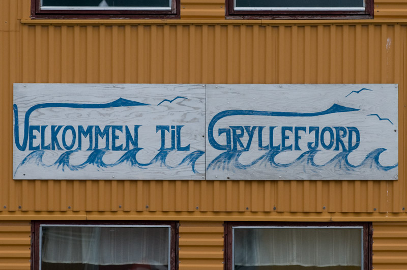 28 Gryllefjord 1.jpg - Audi pysakoityi Gryllefjordin lauttasatamaan odottamaan lauttaan ajamista
